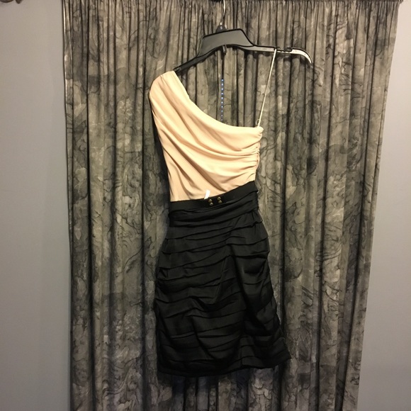 Express dress - Picture 3 of 3